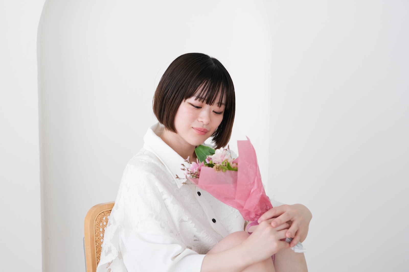 花束を手にする女性