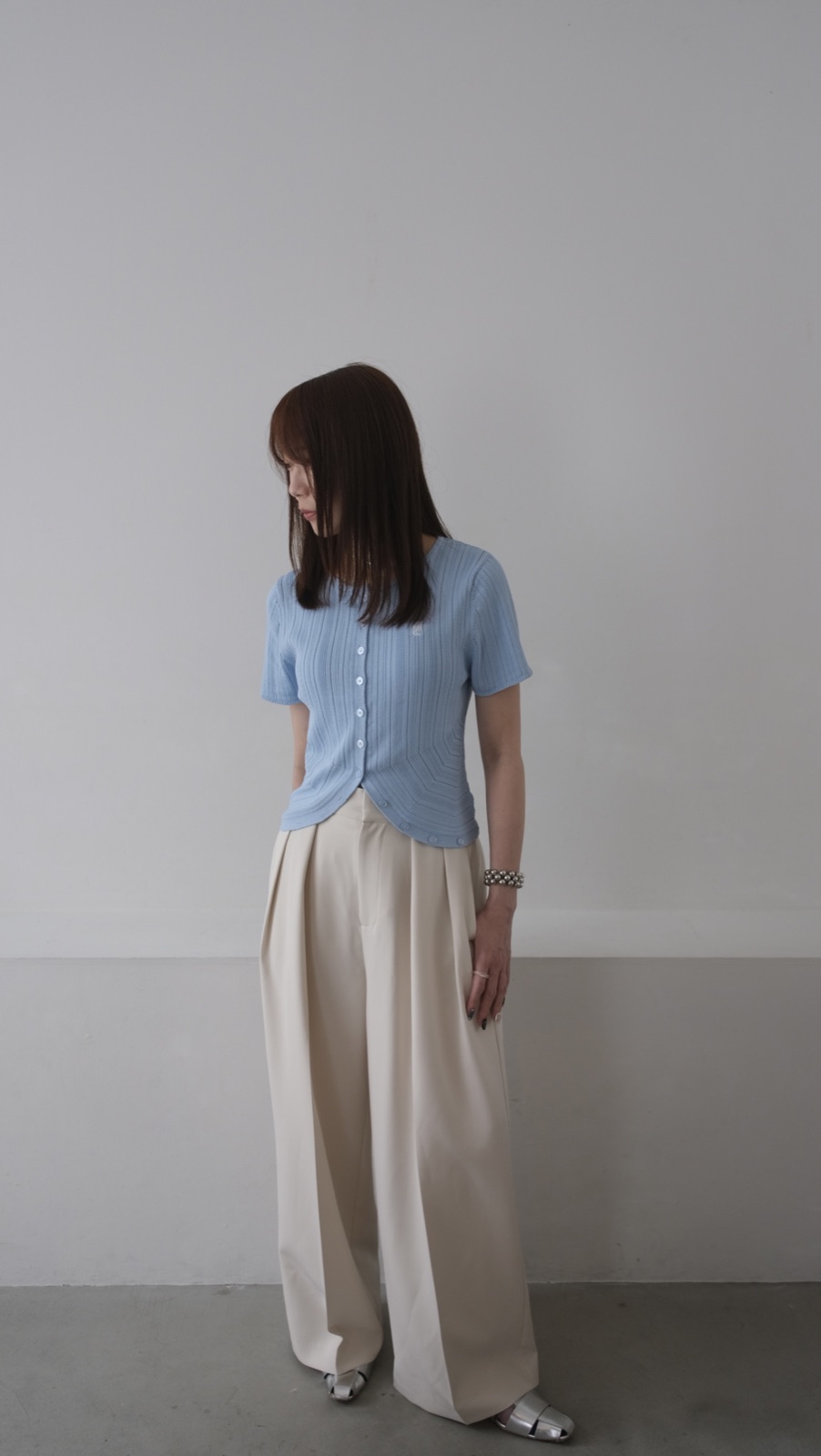 青いトップスを着た人物のポートレート